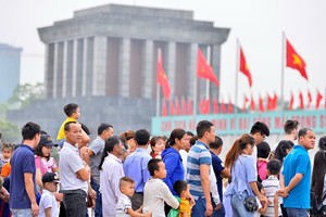 全國各地民眾前往巴亭廣場排隊以晉謁胡志明主席遺跡區。（圖源：VOV）