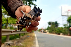 某撿拾破舊男子使用磁鐵在１號國道上（第十二郡安富東坊平福１橋路段附近）吸到的許多菱形鐵釘。（圖源：玉凱）