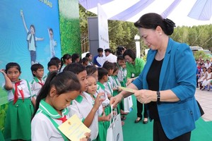 國會主席阮氏金銀向學生贈送牛奶。（圖源：仲德）