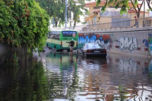 銜接武文傑-孫德勝街的下穿道路出現嚴重水淹，導致途經此處的不少車輛熄火。（圖源：鴻李）