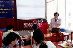 周智勤老師正分享教學生寫作方法。