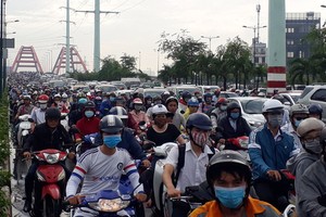 節後首天上班本市多街道交通堵塞。（圖源：德富）