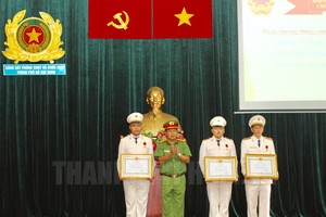 市消防警察廳代表向3名平新郡消防警察戰士轉授“勇敢勳章”。（圖源：市黨部新聞網）