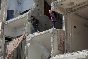 禁化武組織在敘杜馬鎮調查 暫無化驗結果。圖為杜馬鎮4月初疑遭化武襲擊，引發聯軍空襲當地化武措施。（圖源：AFP）