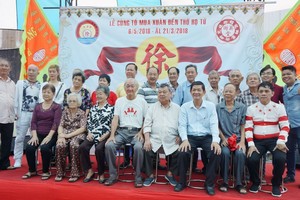 徐氏宗祠理事會與長者祭祖後合照。