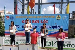 組委會向得獎婦女頒發獎項。