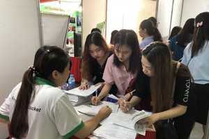 中文系大學生參加應徵活動。