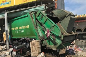 該起交通事故現場，垃圾車失控闖進民宅致3人受傷。（圖源：義壇）