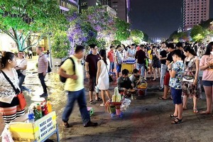 阮惠步行街上的肩挑小販一瞥。（圖源：互聯網）