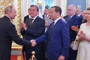 普京（左）提名梅德韋傑夫出任俄新政府總理。（圖源：Getty Images）