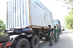 職能力量突擊檢查可疑的集裝箱車。（圖源：巴地-頭頓報）