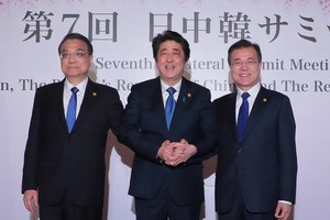 日本首相安倍晉三9日上午在日本東京迎賓館與中國國務院總理李克強和韓國總統文在寅舉行會談，3方就攜手合作以實現朝鮮完全無核化達成一致。（圖源：歐新社）