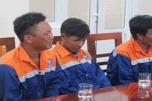 夜間遇險的３名漁民獲救並安全送達上岸。（圖源：鄧飛）