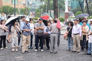 本市邁向接待中國遊客 150 萬人次目標。圖為前來本市觀光旅遊的某一中國旅遊團。（圖源：葉德明）