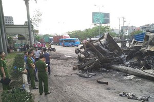 火勢熄滅後的兩輛集裝箱車相撞並燃燒現場。（圖源：仲德）
