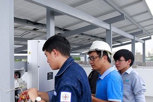 本市電力總公司在第九郡為用戶安裝雙向電錶。