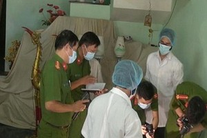 刑警與法醫勘察命案現場。（圖源：玉瓊）