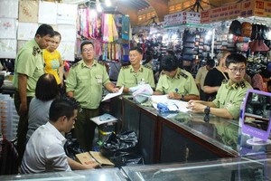 工作組突擊檢查第一郡濱城市場一系列攤位，查獲許多贗品、冒牌貨和商業詐騙違規場合。（圖源：山平）