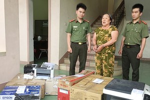 偽造、買賣國家機關印章證件的嫌犯阮氏香人贓並獲。（圖源：乂安省公安廳）