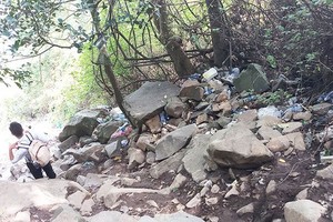 最剎風景的是沿山到處都是垃圾，尤其是塑膠瓶和塑膠包裝比比皆是。