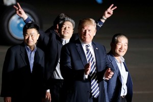 美國總統特朗普10日凌晨前往位於華盛頓附近的安德魯斯空軍基地，迎接3名被朝鮮釋放的美國囚犯。（圖源：路透社）