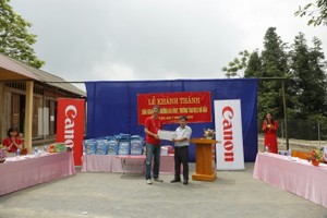 圖為安沛省文安縣巴規中小學修繕和新建完畢移交儀式。（圖源：都阮）