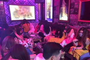 當場發現數十名女服務員穿著性感正在貴賓室陪客人一起飲食、唱歌。（圖源：興元）