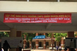 該校的多名教師在校園內懸掛的橫幅，要求校方把財務公諸於眾。（圖源：PLO）