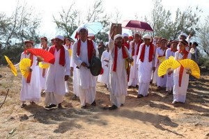 占婆族同胞在喜迎傳統新年的氣氛中舉行祭拜儀式，祈求國泰民安、風調雨順。（圖源：越通社）