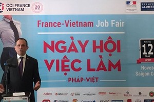 法國駐本市總領事文森特‧弗洛雷亞尼在2018年法-越招聘會上介紹本次招聘會的詳細內容。