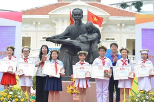 施氏雪絨主任(左三)與范鴻山書記向傑出少先隊長頒發獎狀。