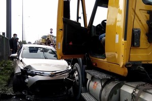 該起交通事故現場，汽車與集裝箱車“頭對頭”黏在一起。（圖源：互聯網）