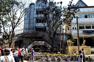 5月13日，在印度尼西亞東爪哇省泗水市，人們聚集在爆炸現場。（圖源：新華網）