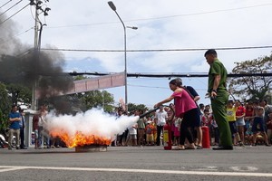 鈴忠公寓居民進行滅火練習。（圖源：黃祿）