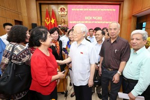 阮富仲總書記與選民交談。（圖源：智勇）