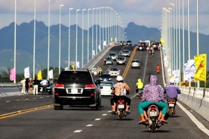 各種交通工具川流不息來回駛過新宇橋。（圖源：互聯網）