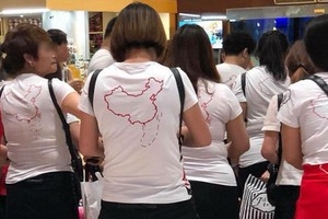 身穿印有“牛舌線”地圖的上衣之中國遊客團。（圖源：武閘）