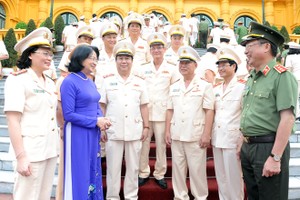 國家副主席鄧氏玉盛與人民武裝力量英雄、人民公安力量的典範人士代表團交談。（圖源：草微）