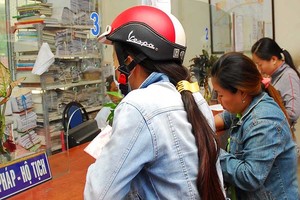 民眾在平政縣平興鄉人委會辦公室辦理戶籍手續。