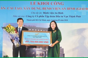 萬盛發集團副總經理文春草代表向安平醫院院長遞交象徵 贊助改建經費牌子。