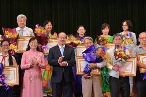 市委書記阮善仁與市人民議會主席阮氏決心向各代表頒獎。（圖源：越勇）