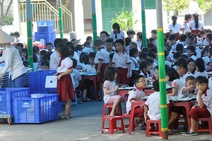 某小學的學生正在食用午餐。