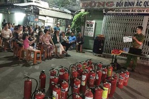 消防警察向第十一郡第三坊婦女會講解的品種、用途、擺放與使用。