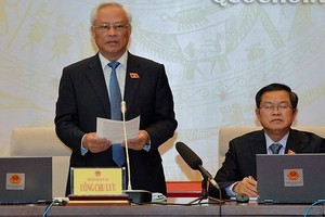 國會副主席汪周琉(左)在會議上發言。