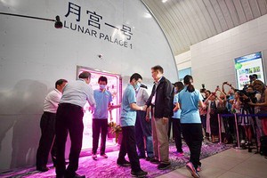 志願者從“月宮一號”裏走出來。（圖源：視覺中國）