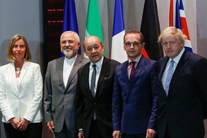 伊朗外長扎里夫(左二)與英法德三國外長及歐盟外交和安全政策高級代表在布魯塞爾。（圖源：路透社）
