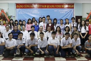 青年創作俱樂部成立儀式師生合照。