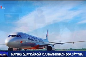 捷星航空公司的BL581班機折返為外籍孕婦乘客急救。（圖源：VTV視頻截圖）