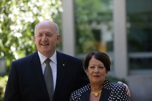 圖為澳大利亞總督彼得‧科斯格羅夫與夫人。（圖源：AAP）