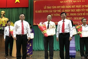 華人幹部王沛川獲得“學習胡志明主席道德榜樣”模範獎。